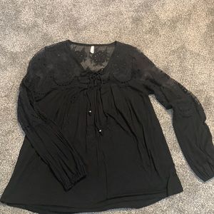 ❤️L Vanity top. soft, flowy fabric w/lace ,eyelet bodice & sleeves❤️